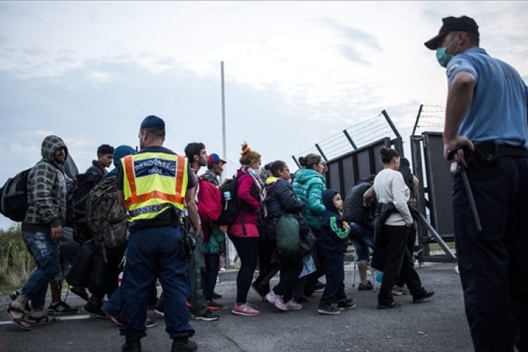 Illegális bevándorlás - Szijjártó: a nemzetközi média egyoldalúan számol be a magyarországi eseményekről