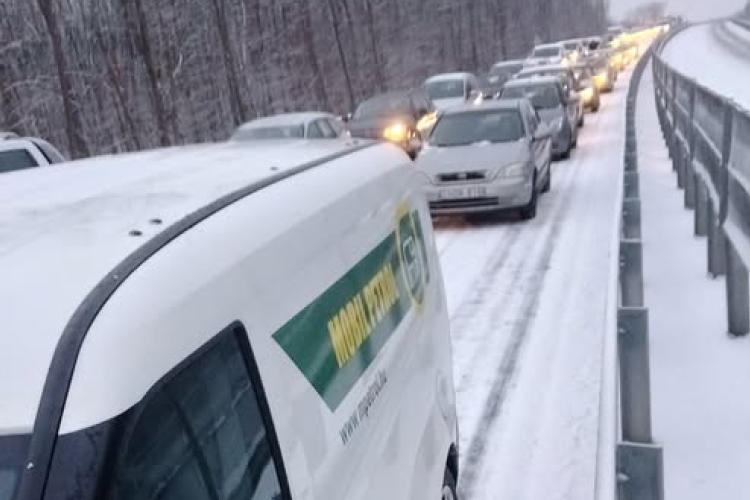 Gondot okozott a hajnali havazás