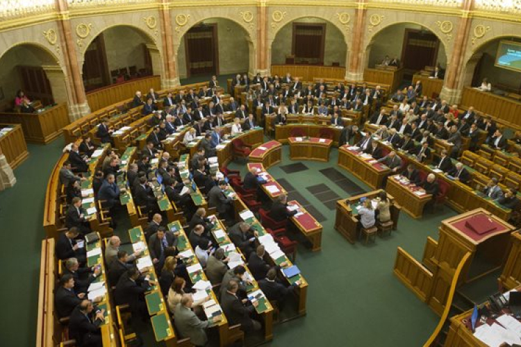 Május végén visszakaphatja a parlament a különleges felhatalmazást