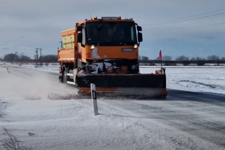 Így tolja az útról a havat Pintér Gergő, a Magyar Közút bajnoka