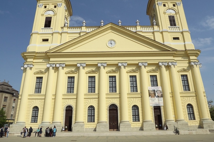 Horogkeresztet rajzolt két fiú a debreceni Nagytemplomra