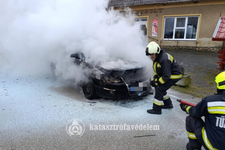 Kigyulladt egy autó Mihályházán