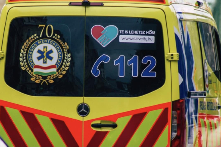 A tetejére borult egy autó a 83-as főúton