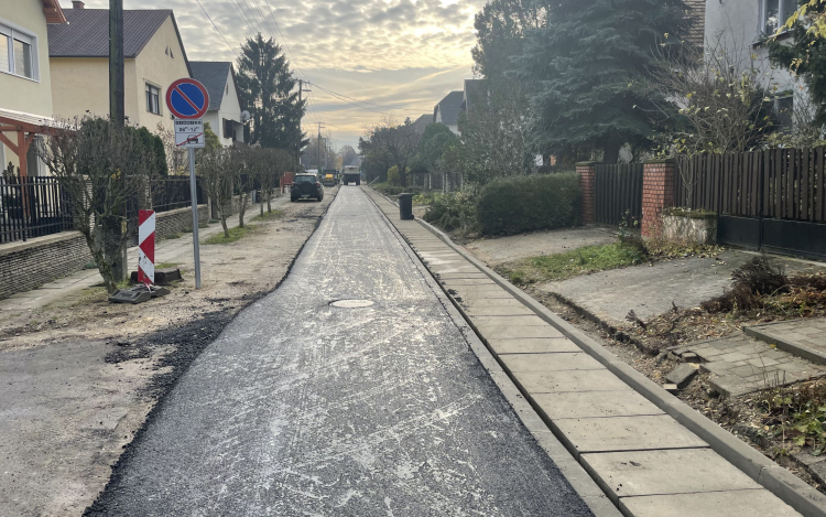 Már aszfaltozzák a sétányokat és a Szalmavári utcát