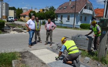 Az utolsó szakaszon dolgoznak a Kilencedik utcai járdán