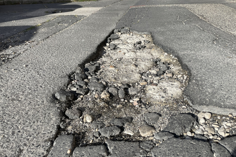 Ma kezdik meg a pápai utak melegaszfaltos javítását