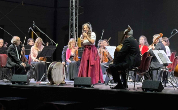 Pápán mutatkozott be Palya Bea és a Budapesti Vonósok közös előadása