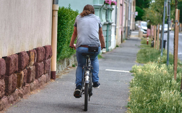 A járdán kerékpározás akár 150 ezer forint pénzbírsággal is sújtható.