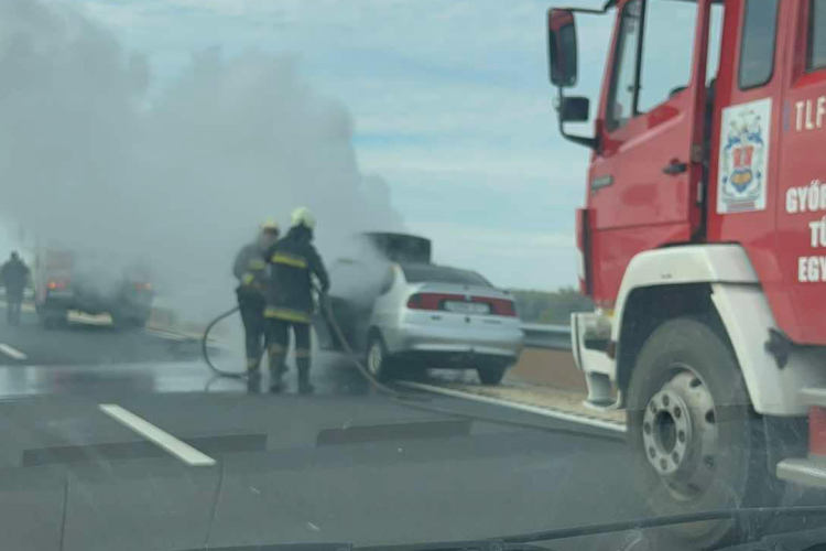 Kigyulladt egy autó a 83-ason