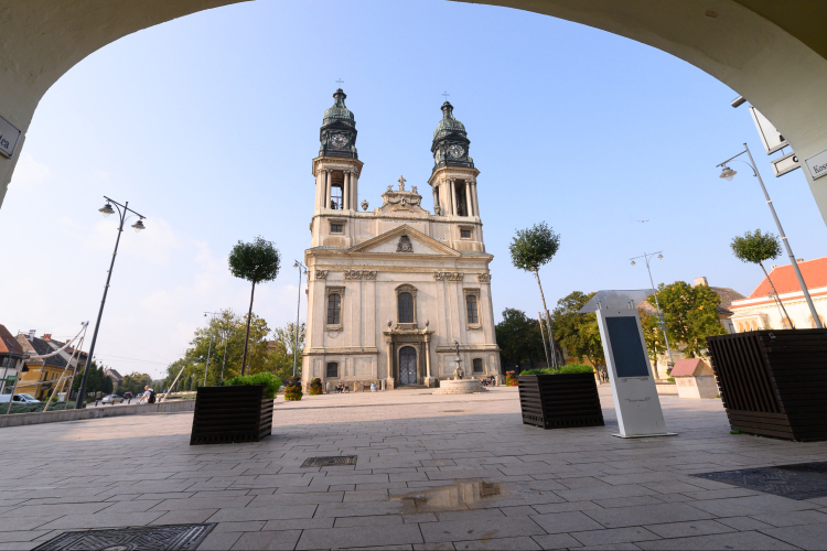 Kívül-belül megújul a pápai nagytemplom!