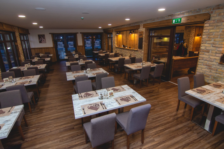 Éjfélig kitolódik a kijárási tilalom kezdete, holnap nyitnak az éttermek belső terei