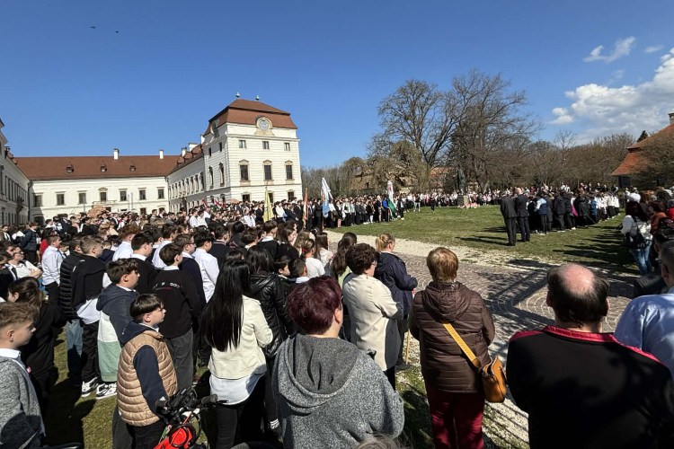 Ezer diák szavalta el a Nemzeti dalt Pápán