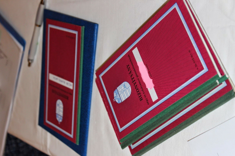 Meghamisította a bizonyítványát