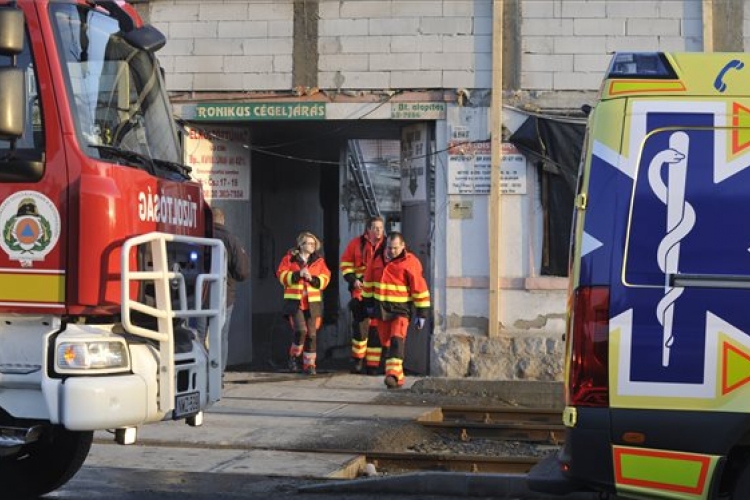 Két holttestet találtak egy kigyulladt épületben Budapesten