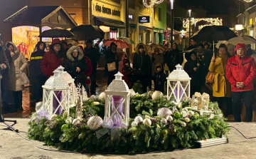 A negyedik gyertyaláng is fellobbant a város adventi koszorúján