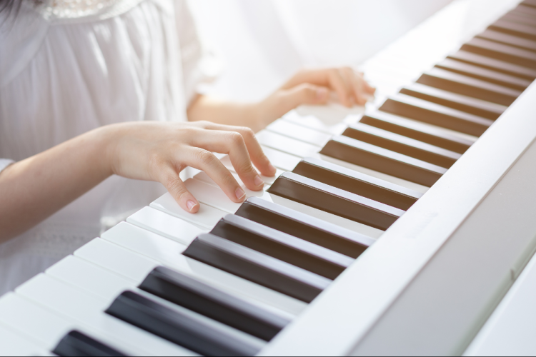 Mi a különbség az elektromos zongora és a digitális zongora között?
