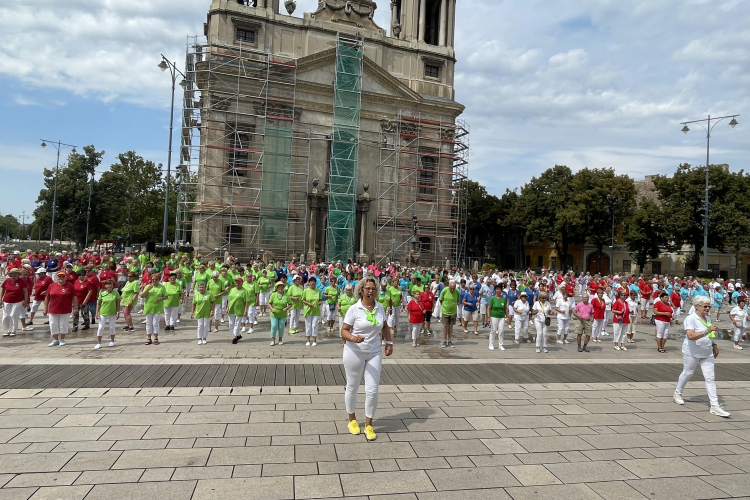 Több százan táncoltak a pápai Fő téren!