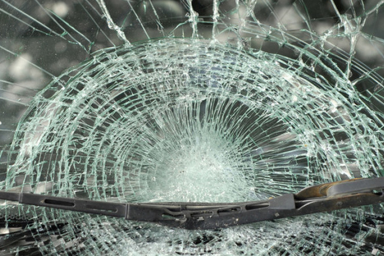 Árokba hajtott egy autó Tétnél a 83-ason, ketten megsérültek