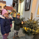 Óvodások karácsonyfa díszítése a belvárosban