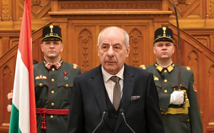 A köztársasági elnök törölte az orosz szót a bejegyzéséből