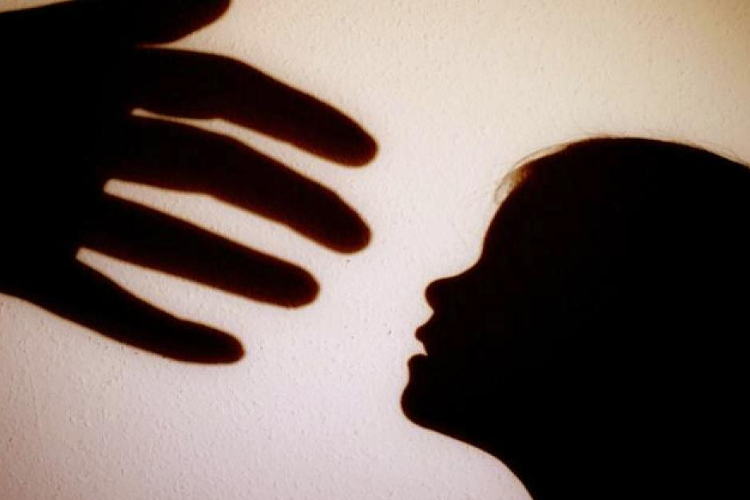 Fél éven át kegyetlenkedett egy éves mostohagyermekével a pápai férfi