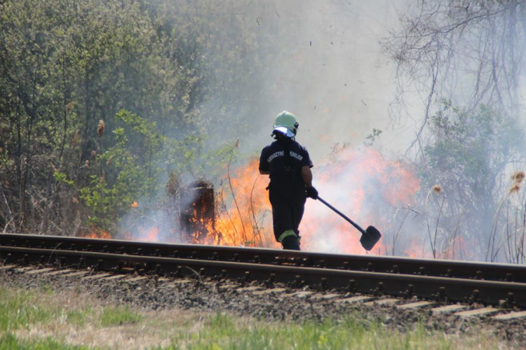 Az aljnövényzet égett a Vasút utca végén