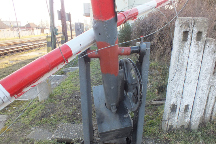 A rendőrök elfogták azt a férfit, aki sorompónak ütközött egy autóval