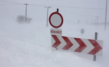 Havazás - Elakadt járművek miatt lezárták a 8-as főutat Székesfehérvárnál