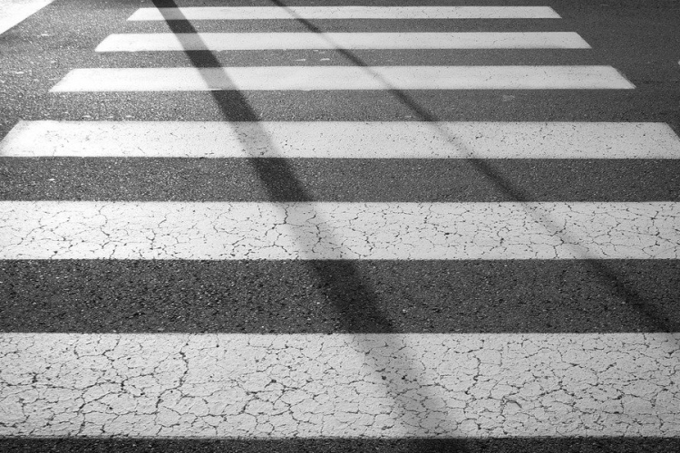 Gyalogátkelőhelyen sodort el egy anyát és gyermekét