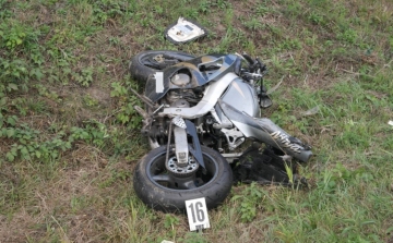 Meghalt egy motoros a 83-ason