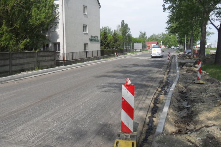 Járdasziget és gyalogátkelőhely épül a Külső-Veszprémi úton