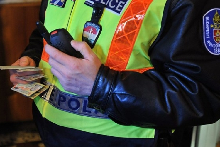 Lejárt műszakival, biztosítás nélkül, forgalomból kivont autóval közlekedett Pápán