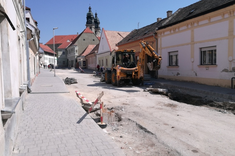 Májusban aszfaltozzák a Korvin utcát