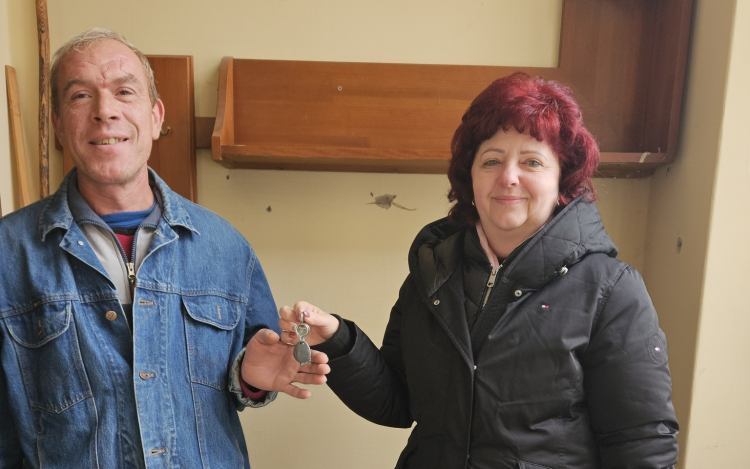 Angliában élő távoli rokon segített a pápai férfinak lakáshoz jutni