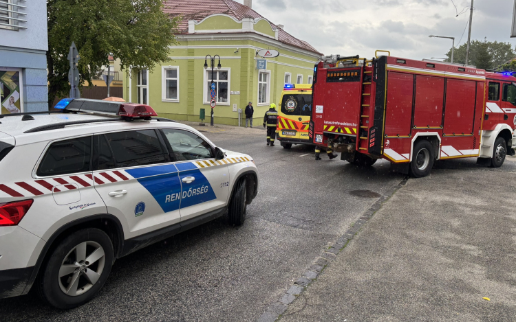 Kerítésnek csapódott egy autó a Böröczky dombon