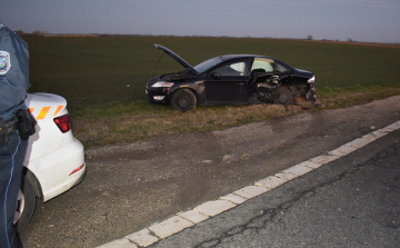 Gyorsan hajtott a sofőr, hárman is megsérültek a balesetben Ihász és Marcaltő között