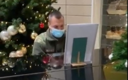 A pápai katona gyönyörű zongorajátékával csempészett ünnepi hangulatot a győri kórházba