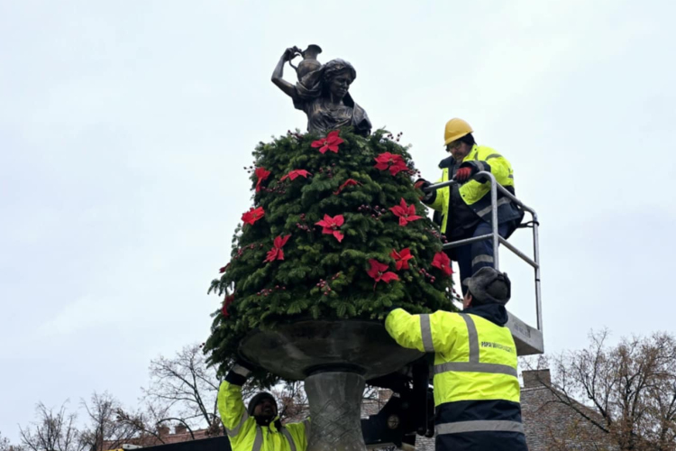 Karácsonyi díszbe öltözött a Korsós lány