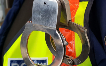 Megöléssel fenyegette a családsegítő munkatársat a Pápa környéki faluban