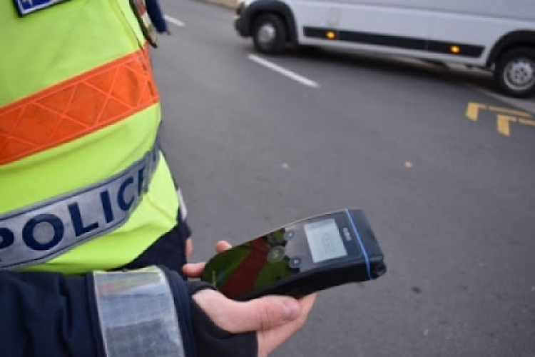 Eltiltás hatálya alatt, ittasan közlekedett a sofőr Pápán