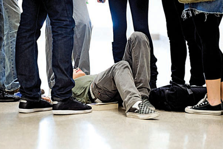 Hátba rúgta osztálytársát