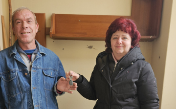 Angliában élő távoli rokon segített a pápai férfinak lakáshoz jutni