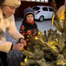 Óvodások karácsonyfa díszítése a belvárosban