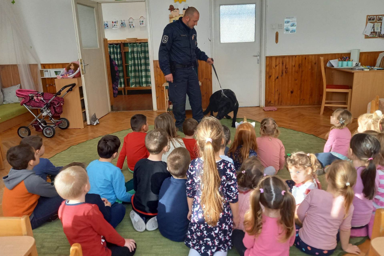 Pápai ovisoknál jártak a rendőrök