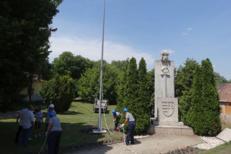 Új zászlótartó rúd áll az Országzászló emlékműnél