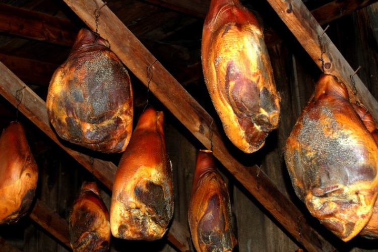 Sonkát, szalonnát és füstült csülköt lopott a padlásról