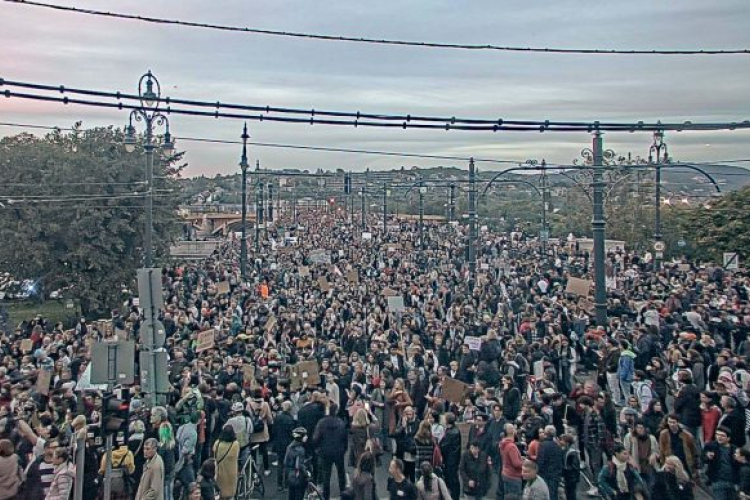 Demonstráló diákok lezárták a Margit hidat