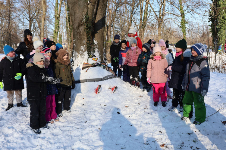 Közösségi hóemberépítés a Várkertben
