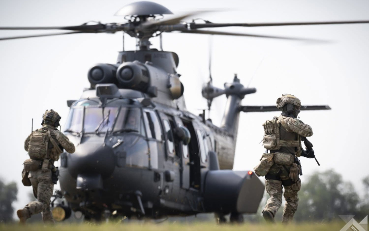 Videón a Pápán gyakorlatozó forgószárnyasok