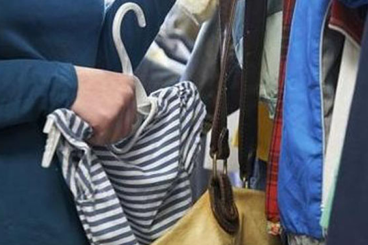 Letépte a ruhákról az áruvédelmi eszközt